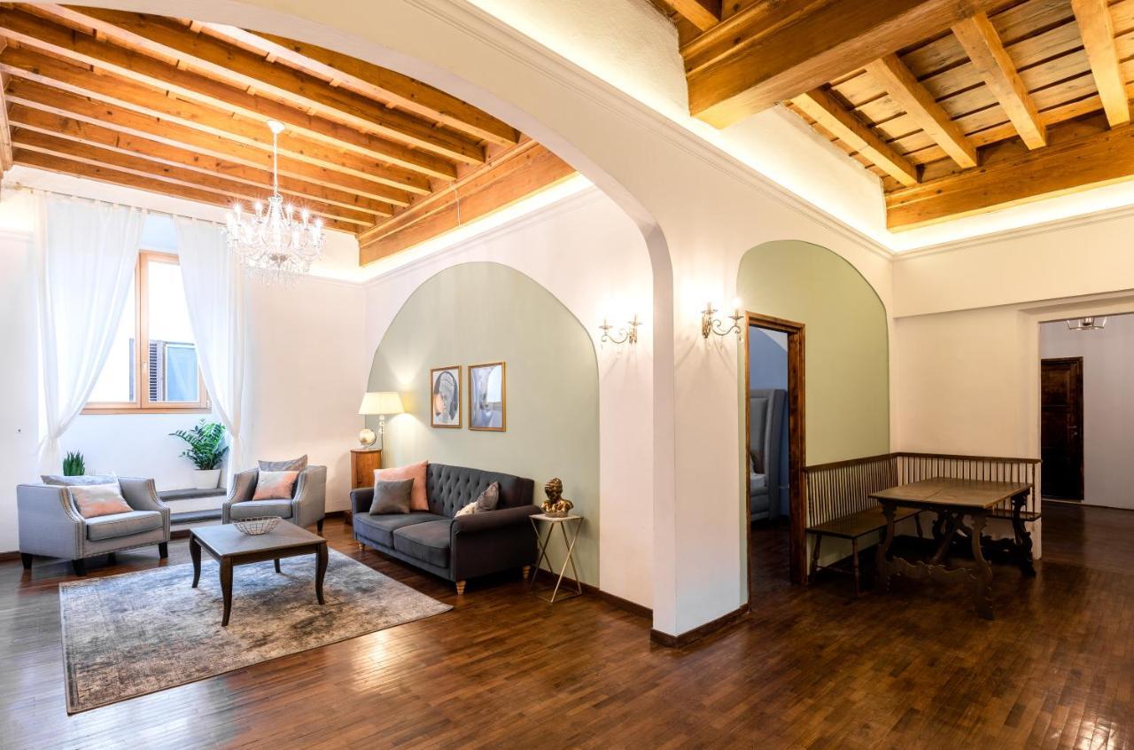 Apartment Historic Center Palace - Huge 4 Bedrooms Santa Croce - By Likehomeflorence Florence